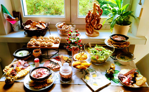 Gedeckter Tisch mit verschiedenen Speisen aus dem Viva Sabor Latin Catering