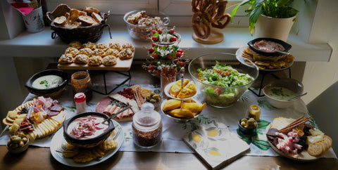 Gedeckter Tisch mit verschiedenen Speisen aus dem Viva Sabor Latin Catering