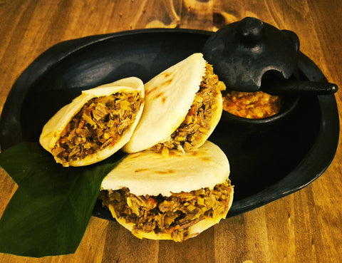 Saftig gefüllte, knusprige arepas mit einer Salsa, Viva Sabor