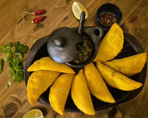 Knusprige, goldgelbe Empanadas, angerichtet mit einer Tomaten-Koriander Salsa