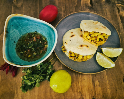 Kochbox - Arepas Colombianas Vegi - mit Tomaten-Soja-Guiso und Koreander-Salsa