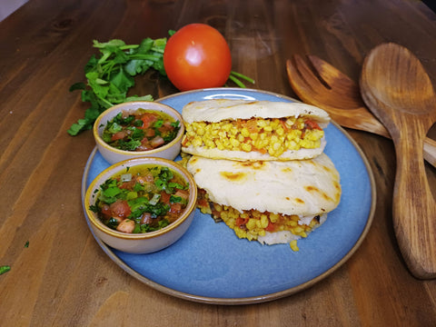 Saftige arepas auf einem Tell