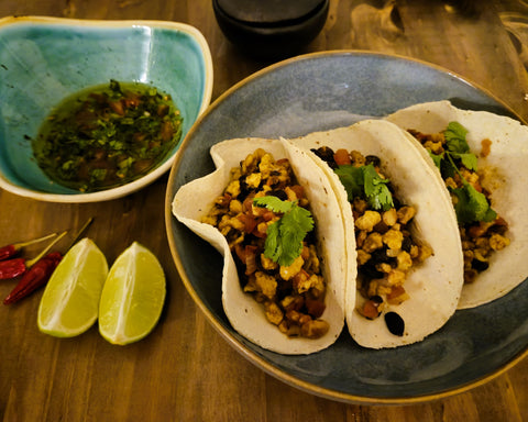 Angerichtete Tacos Caseros mit Bohnen-Tomaten-Füllung