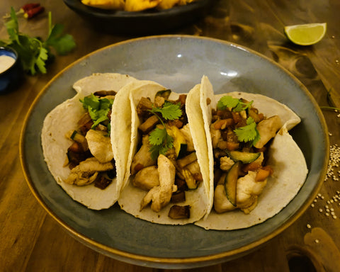 Angerichtete Tacos Teriyaki Vegi mit süß-würziiger Gemüse-Soja-Füllung